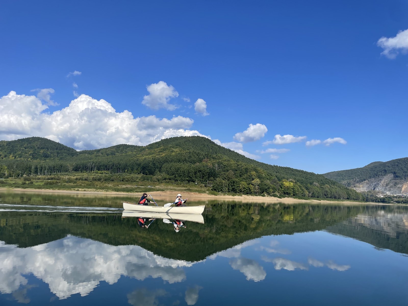 かなやま湖の景色を水面から見るカヌー