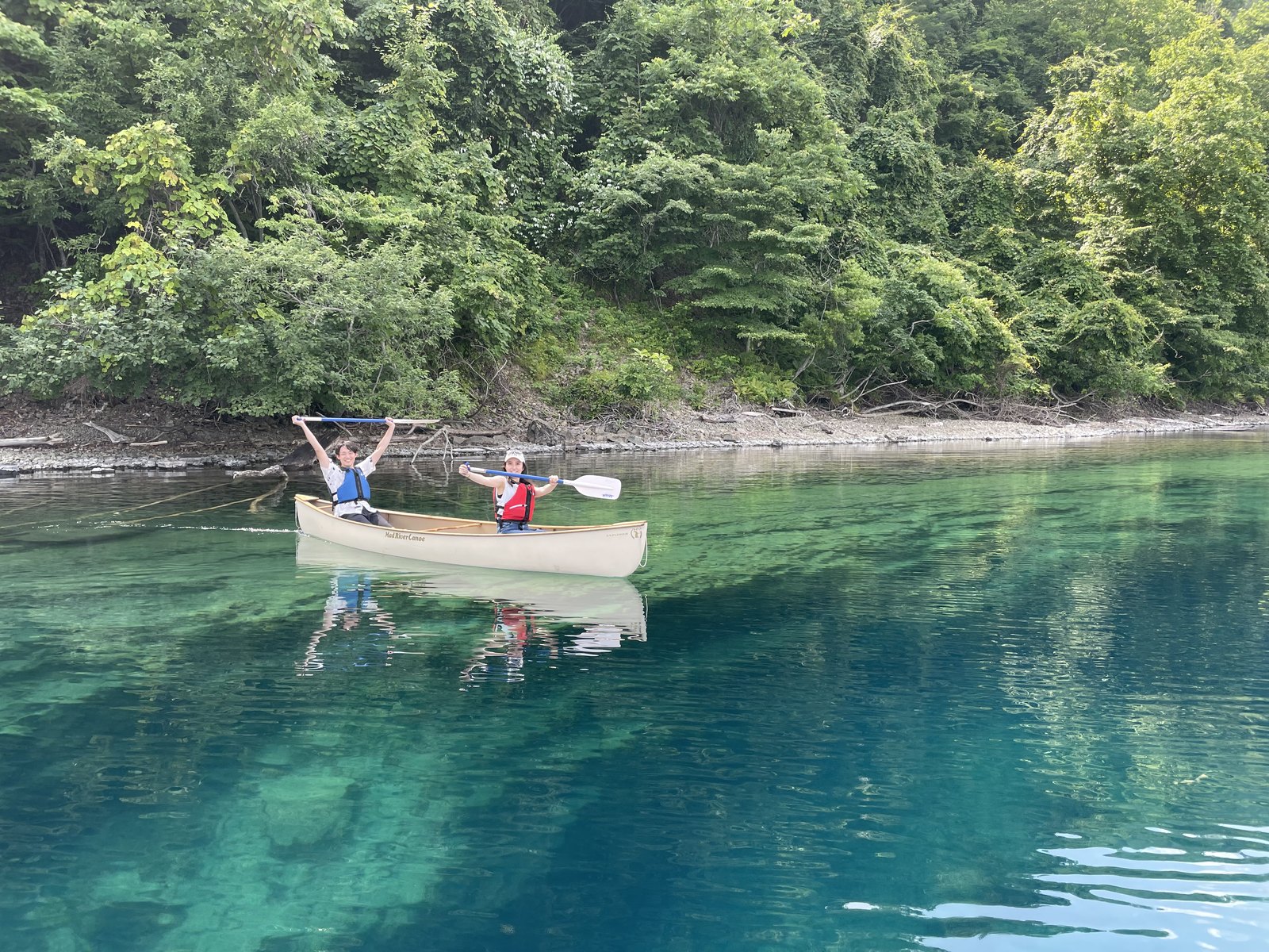 湖の水に触れる夏のカヌー体験