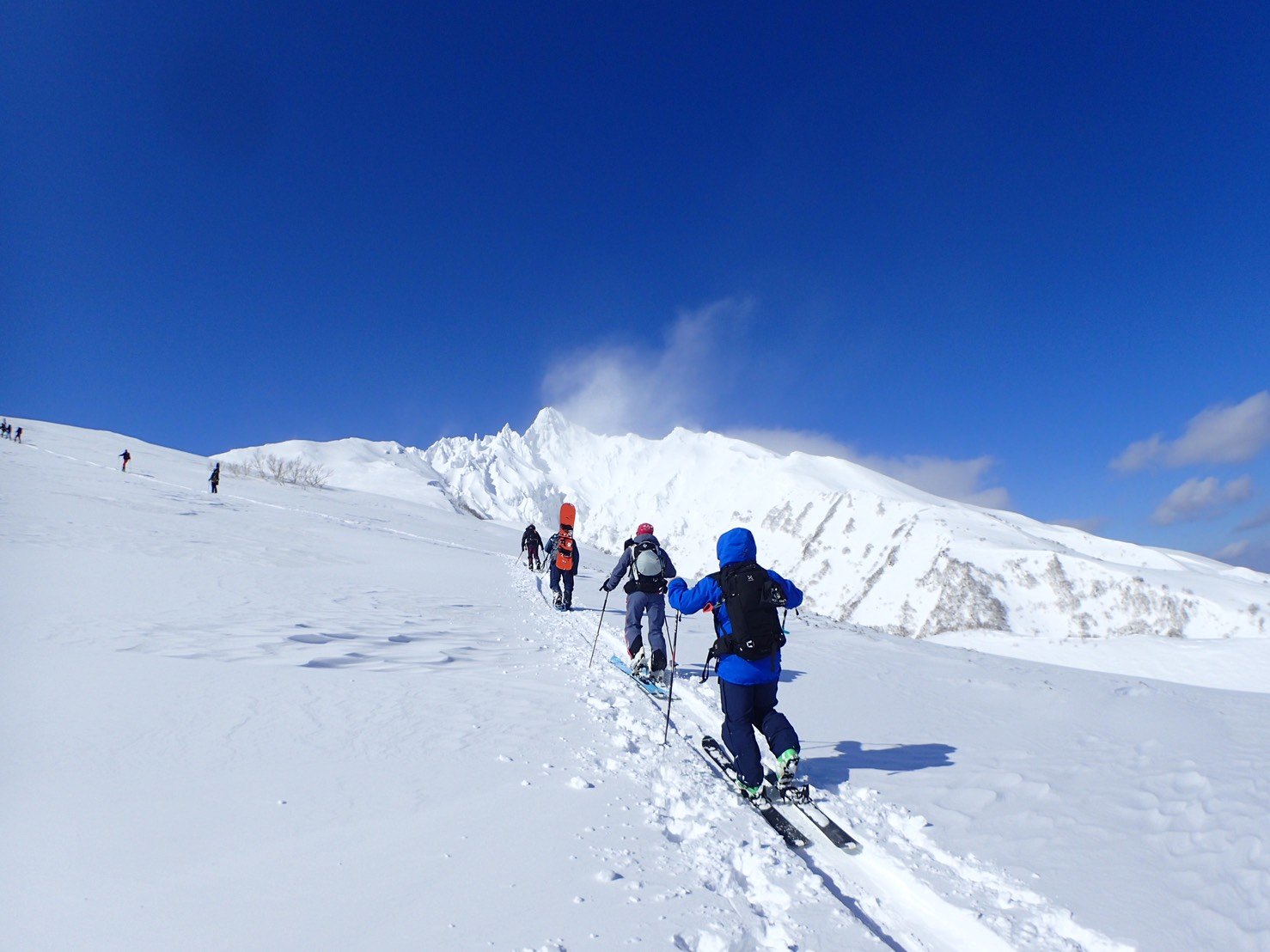 山と雪のある冬の景色