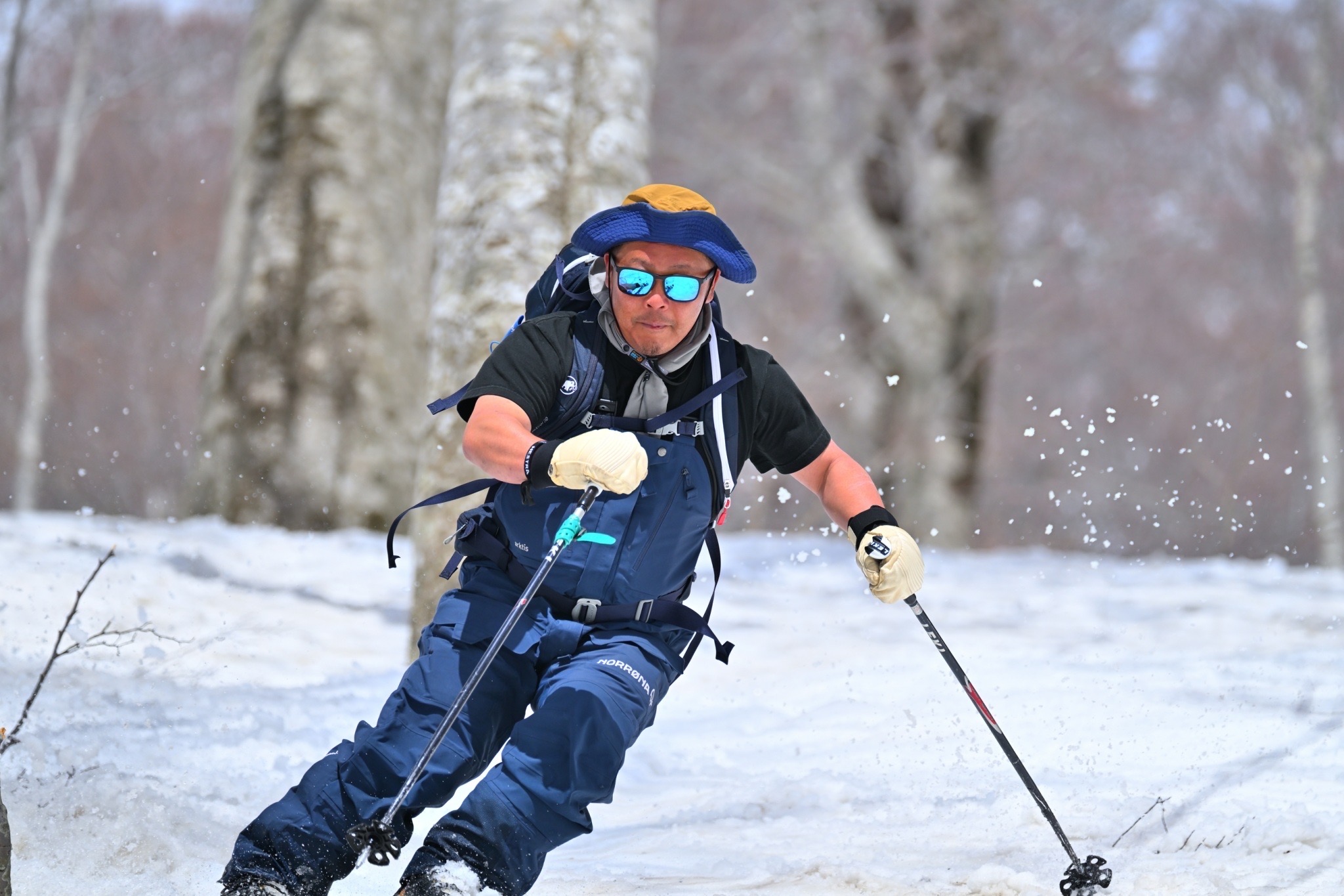 雪の林の中をスキーで滑る鈴木 拓大